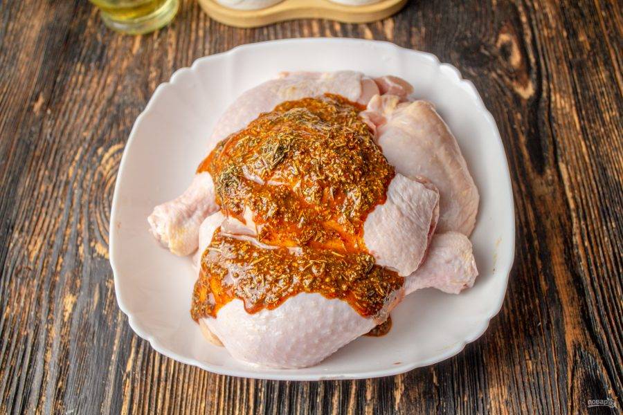 Смажьте обильно курицу маринадом и поставьте запекаться в заранее разогретую духовку до 180-190 градусов на 35-40 минут.