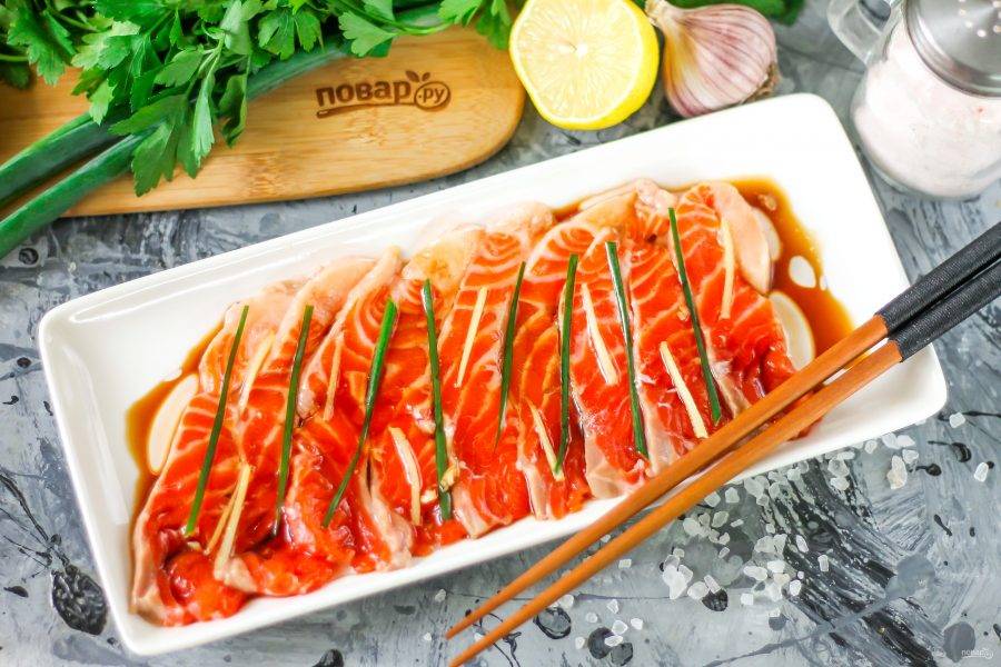 Сразу же подайте сашими из лосося к столу, каждому гостю блюдо приготовьте отдельно.