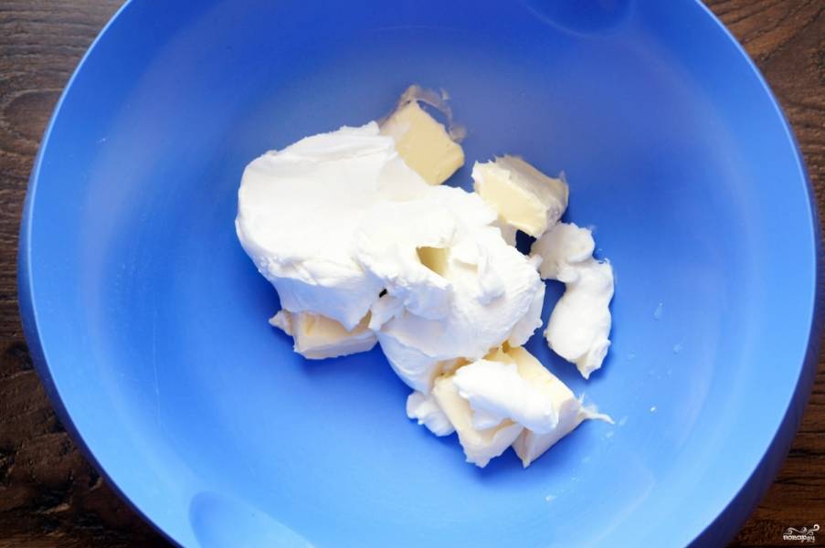 К мягкому маслу добавьте холодный (и достаточно твердый) сыр. 