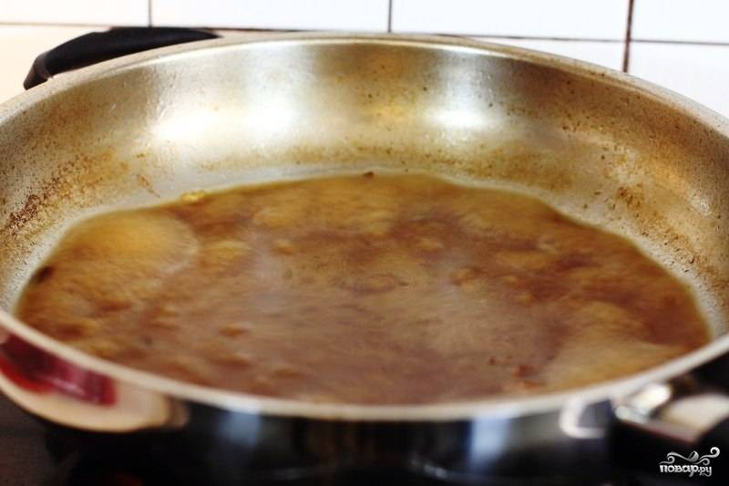 В сковороде разогреваем растительное масло (приблизительно 4 столовые ложки).