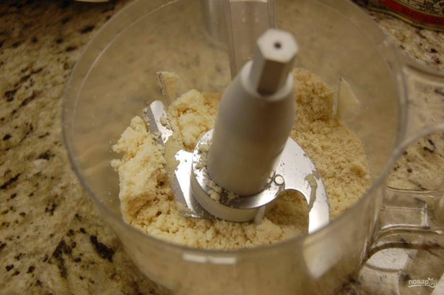 1.	В чашу блендера выложите муку, масло, сахар, соль. Смешайте до образования крошки.