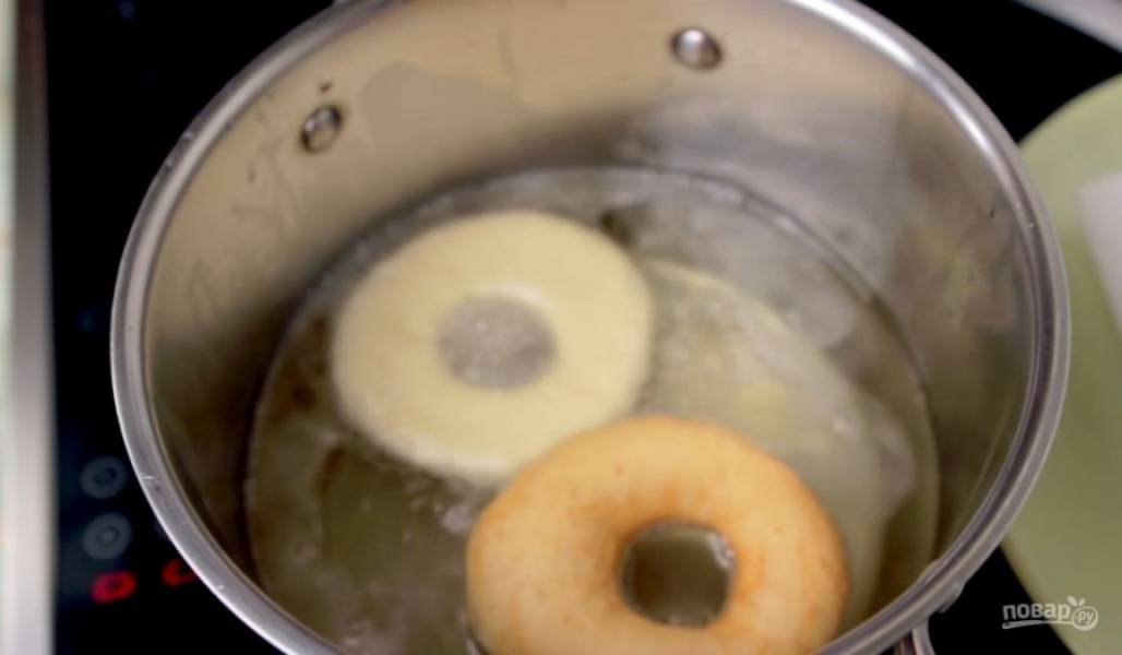 5. Обжарьте пончики в разогретом фритюре (следите, чтобы пончики обжаривались постепенно и хорошо пропекались внутри). 