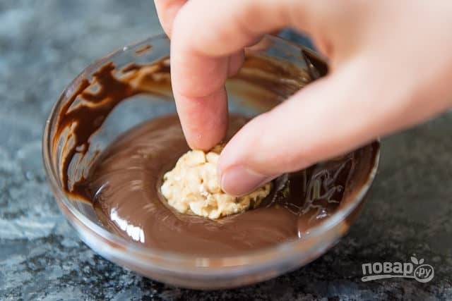 5. После этого расплавьте шоколад. Опустите каждый шарик в него одной стороной.