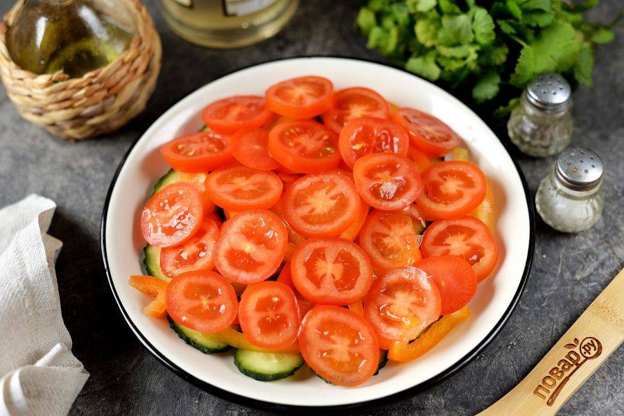 В идеале помидоры должны быть летними, сорта "Микадо", но сладкие черри тоже сгодятся. Нарежьте их кружочками и выложите следующим слоем.