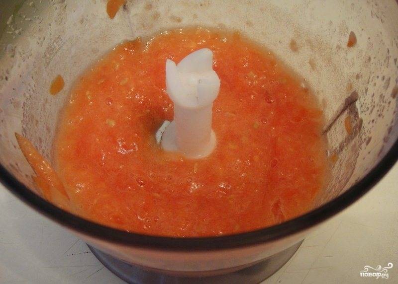 В блендере измельчаем крупный мясистый помидор.