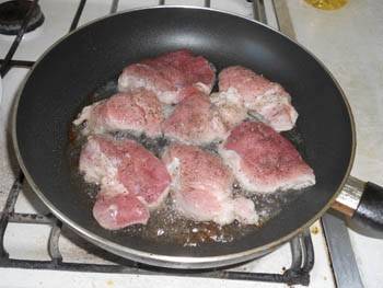 Мясо обжарить на сковороде.