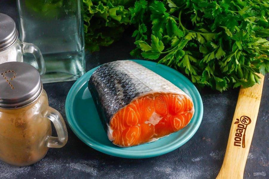 Подготовьте указанные ингредиенты. Красную рыбу можно использовать любого сорта: семгу, лосося, кижуча и т.д.