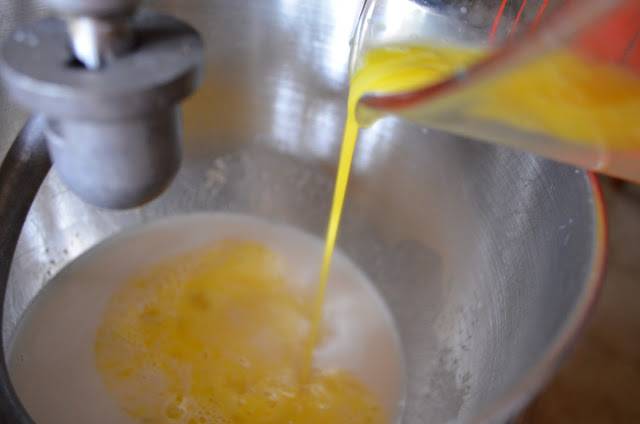 2. Добавить молоко, соль, оставшийся сахар, влить ванильный экстракт. Взбить отдельно яйца и добавить в тесто. 