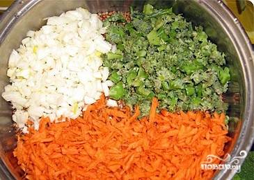 Морковь очистите, помойте и крупно натрите. Лук мелко нарежьте, а брокколи разберите на соцветия. Добавьте все овощи в кастрюлю.