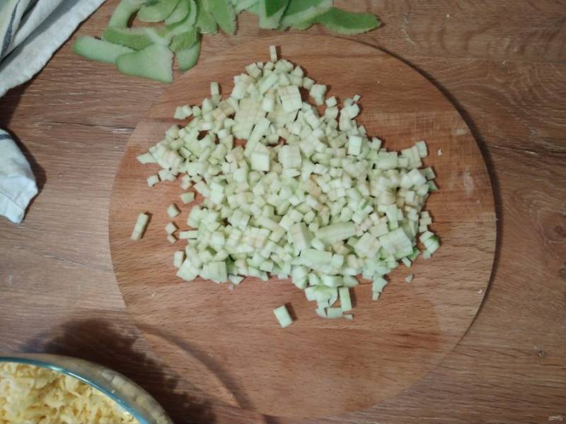 Яблоко нарезаем мелким кубиком. В глубокой миске все хорошо перемешиваем, заправляем майонезом "МахеевЪ". Салат готов, можно приступать к сервировке. Приятного аппетита!
