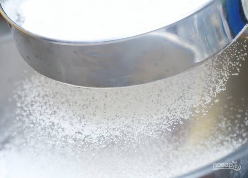 1.	В большую миску просейте муку, добавьте к ней соль, соду и перемешайте все сухие составляющие.