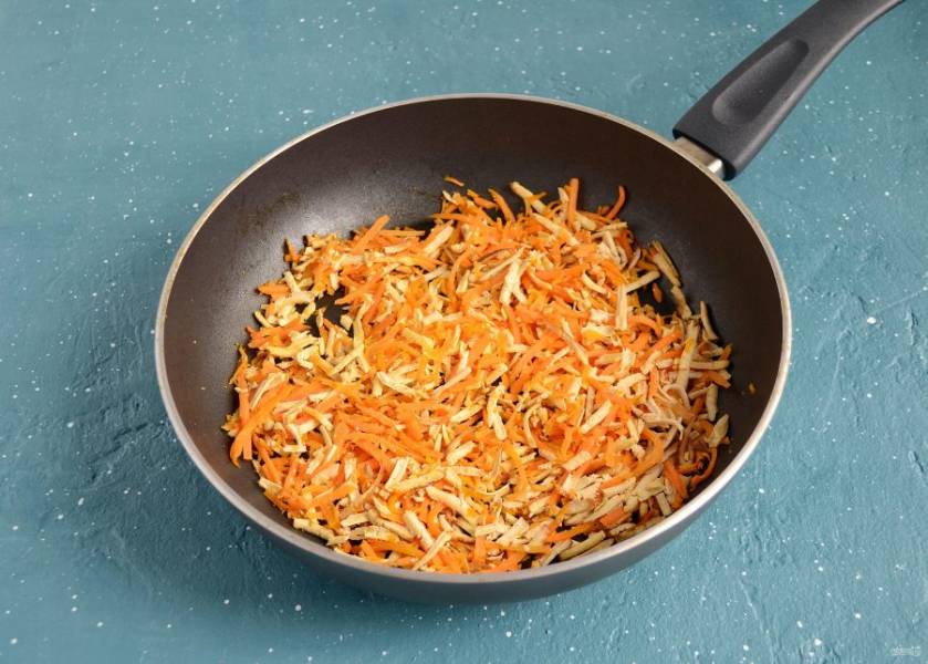 Разогрейте сковороду на среднем огне, обжарьте морковь и тофу, пока морковь не станет мягкой. 