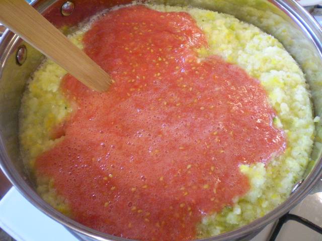 Добавляем к кабачкам томаты, и варим еще 30 минут.