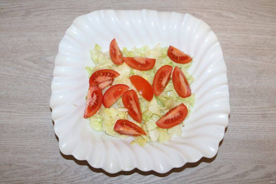 На салат выложите помидоры.