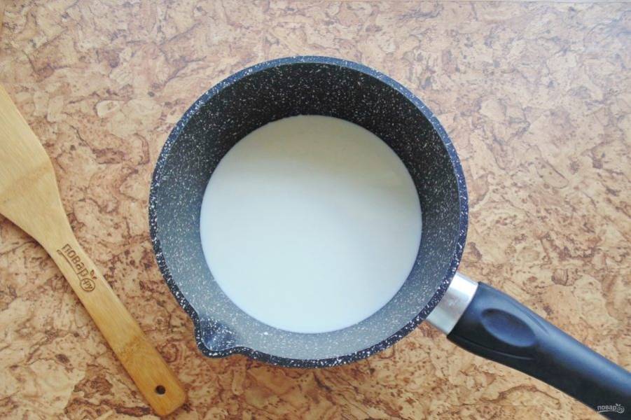 В кастрюлю налейте молоко и поставьте на плиту.