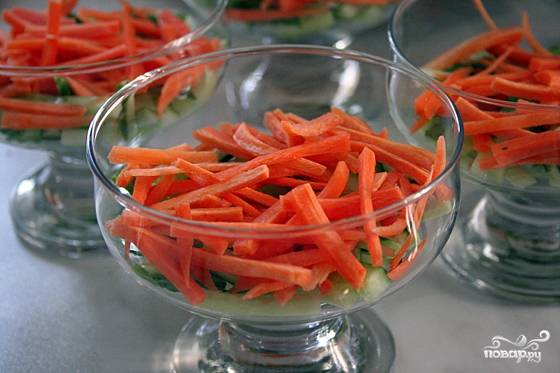 2.	Морковку тщательно чистим и моем, измельчаем ее так же, как и огурец, тонкой соломкой. Укладываем морковь поверх огурца.