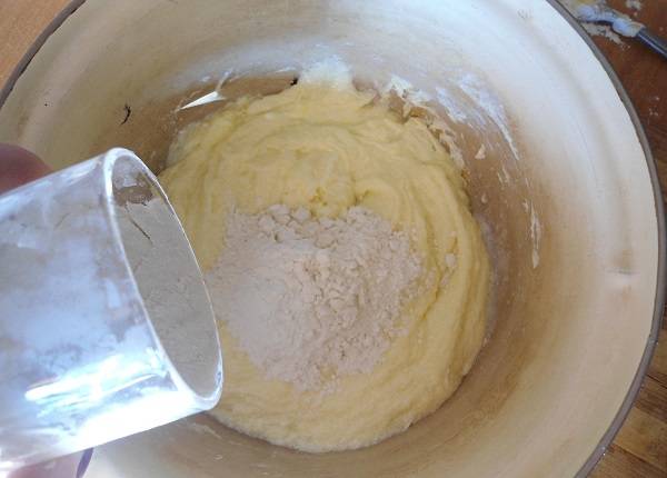 4. Муку нужно добавлять постепенно, чтобы не сделать тесто слишком "забитым". Постоянно вымешивать его, чтобы оно было однородным и мягким. После около треть теста нужно поместить в полиэтиленовый пакет и отправить в морозилку.