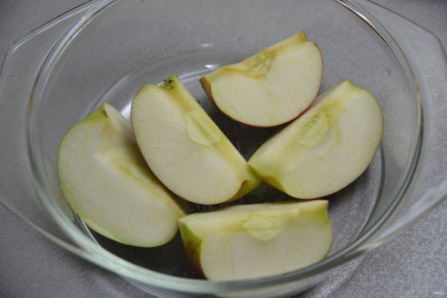 Для получения яблочного пюре очистите яблоки от сердцевинки и выложите в закрытую посуду для СВЧ. Запекайте в микроволновой печи примерно 5 минут (под крышкой).