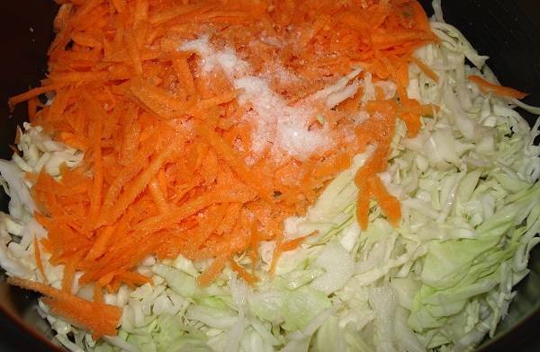 Добавляем тертую морковь и еще немного соли.