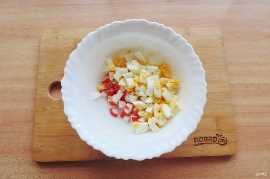 Яйца сварите вкрутую, охладите и очистите. Мелко нарежьте и добавьте в салат.