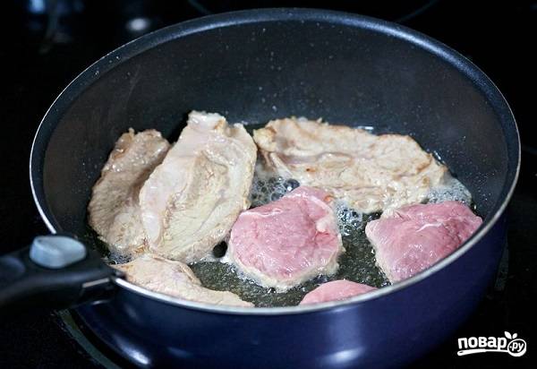 8. Параллельно можно заняться мясом. В данном случае это отбивные, которые нужно отдельно обжарить на сковороде. Подсолите и поперчите их по вкусу. 