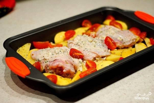 Наконец, добавляем к картофелю и курице разрезанные пополам помидорки черри. Ставим в духовку и выпекаем около 40 минут при температуре 200 градусов.