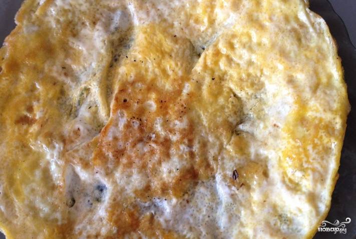 Яйца вбейте в глубокую тарелку, взбейте их с солью. На растительном масле поджарьте омлет.