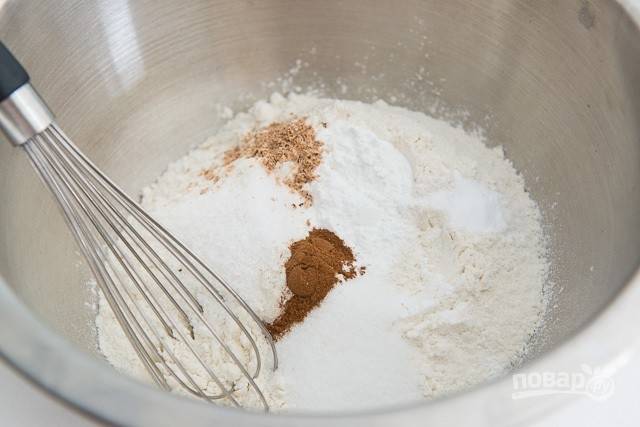 1. Сделайте смесь из муки, корицы, мускатного ореха, соли, разрыхлителя, соды и сахара.