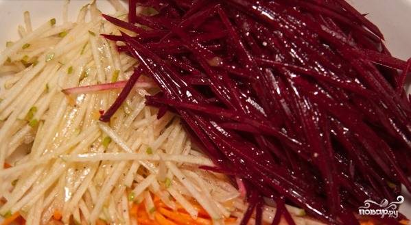 При помощи кухонного комбайна, корейской терки или ножа стругаем тонкую соломку из груши, морковки, свеклы. Заливаем их заранее приготовленной заправкой.