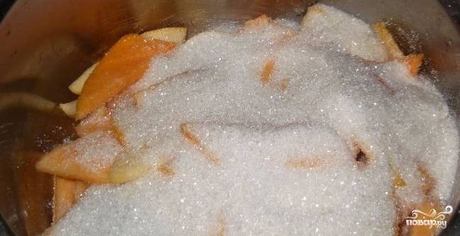 3. Тонко порежьте айву на поперечные дольки. Нарезанные части тыквы и айвы смешайте в одной посуде. Всыпьте сахар. 