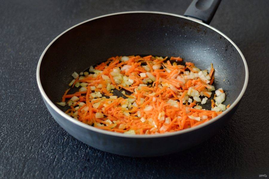 Обжарьте лук и морковь до мягкости. 