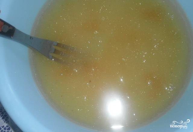 В отдельной миске смешаем сахар и мед, добавим к ним теплую воду. Хорошо перемешаем, чтобы сахар и мед растворились, и добавим растительное масло.