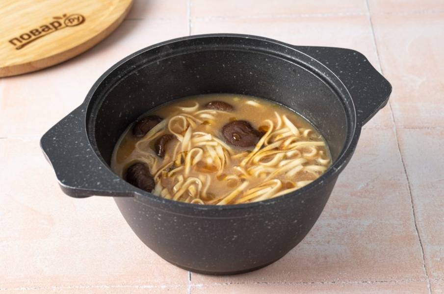 В конце влейте кунжутное масло и соевый соус, прогрейте суп около минуты.