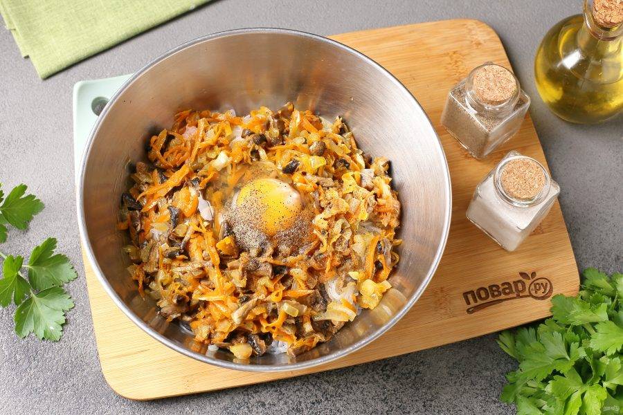 В глубокой миске соедините фарш, содержимое сковороды и фунчозу. Добавьте яйцо, соль и перец по вкусу.