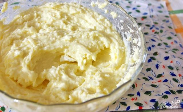 Теперь настал черед крема. Для его приготовления в отдельной пиале взбейте блендером или миксером творожный сыр, сахар  и оставшиеся 2 яйца до получения однородной пластичной массы. 