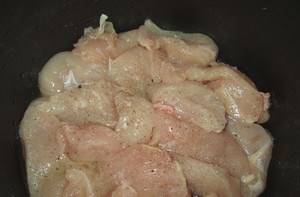 1. Курицу размораживаем, моем, и натираем солью и приправами по вкусу. 