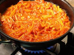 Морковь, перец и остальные томаты добавляем в сковороду и тушим минут 15-20.