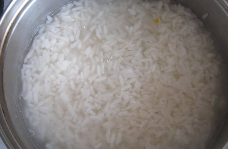 Рис промываем, заливаем холодной водой, солим и варим 30 минут.
