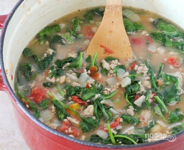 7. Влейте в кастрюлю куриный (любой другой) бульон или воду, доведите содержимое до кипения.