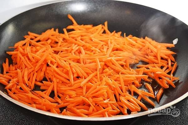 2. Морковь вымойте, очистите и натрите на терке (можно также нарезать мелкими кубиками). Выложите на сковороду и также обжарьте до мягкости. 