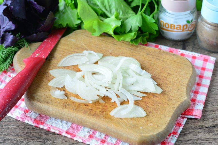 Нарежьте репчатый лук тонкими полукольцами.