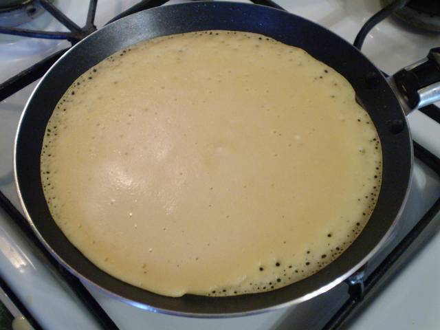 6. Сковороду накаляем, смазываем первый раз только жиром, распределяем тесто. Жарим до золотистого цвета.