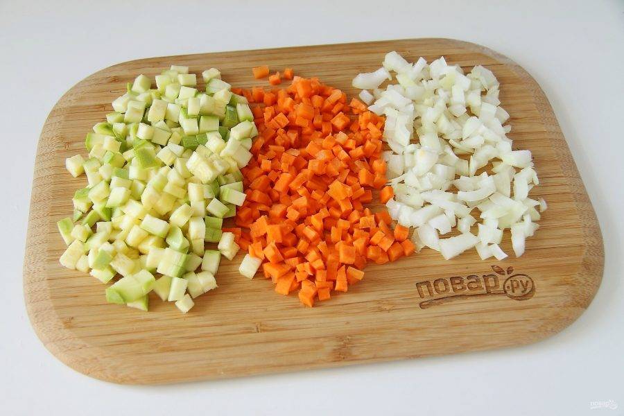 Кабачок, морковь и лук нарежьте кубиками.