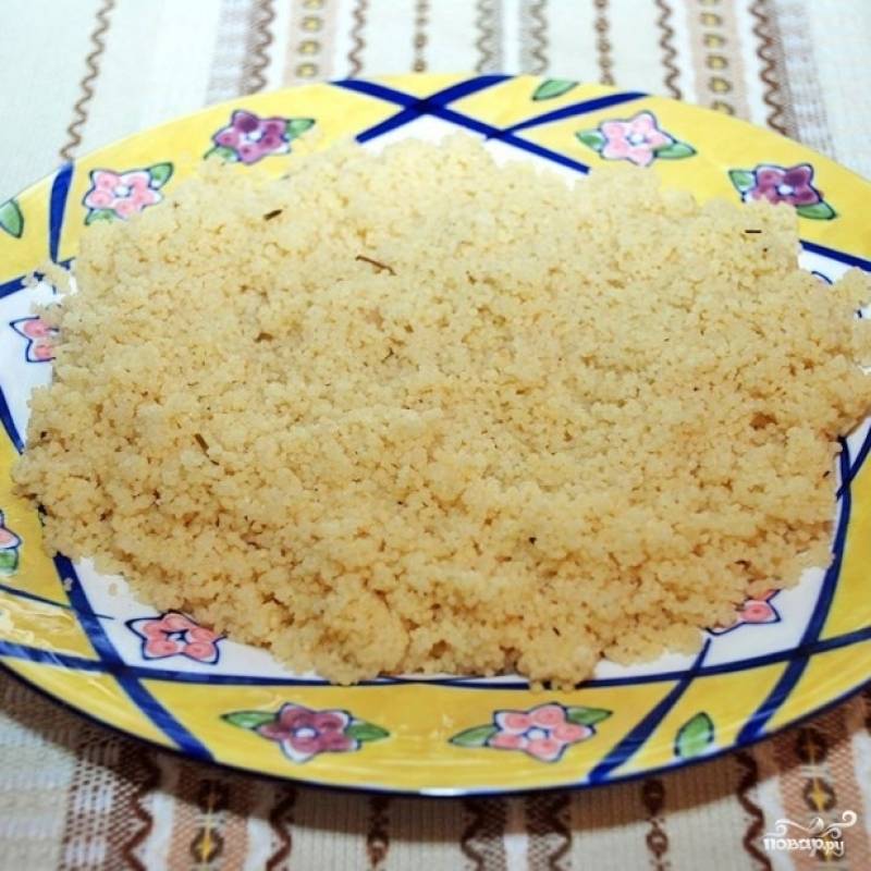 Как только сливочное масло растает - снимаем кускус с огня, даем ему настояться пару минут под крышкой, после чего выкладываем на тарелки.