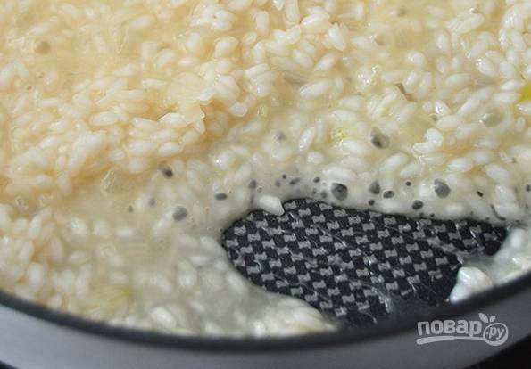 8. Вот такой должна быть консистенция ризотто: рис с жидкостью не плывет, а медленно заполняет сделанное лопаткой пространство на сковороде. 