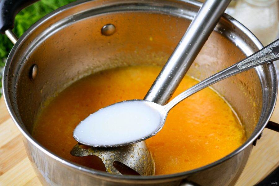 Влейте молоко и варите крем-суп еще 15 минут на медленном огне.