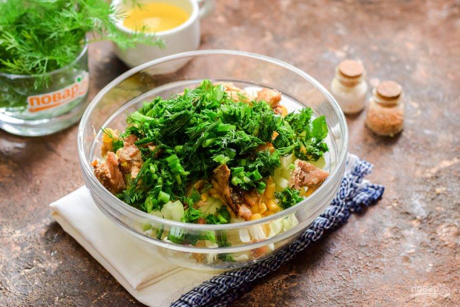 Добавьте в салат нарезанную мелко зелень, масло, соль и перец. Перемешайте все и подавайте салат к столу. При подаче добавьте в салат вареное яйцо.