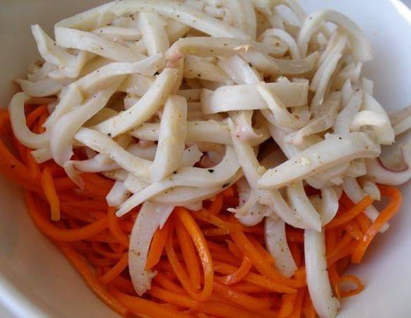 5. Осталось только выложить морковь в салатник и аккуратно перемешать. Вот и весь рецепт приготовления салата с кальмарами и морковью. Подавать к столу его можно сразу или после 2 часов в холодильнике. Такой салатик станет изюминкой вашего стола. 