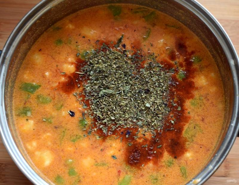 Посыпьте суп паприкой и базиликом с орегано. Дайте  настояться под крышкой 10 минут.

