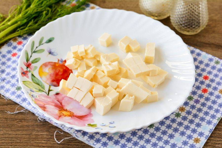 Нарежьте сыр кубиками. Можно использовать как любой твердый сыр, так и плавленый, на ваш вкус.